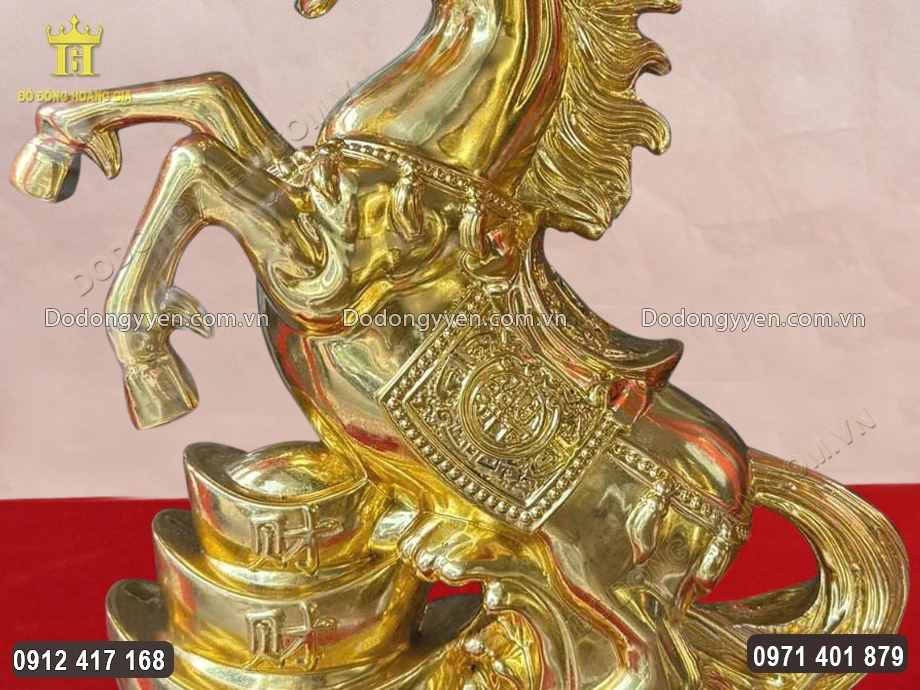 Họa tiết hoa văn tr&ecirc;n y&ecirc;n ngựa được chăm ch&uacute;t tỉ mỉ